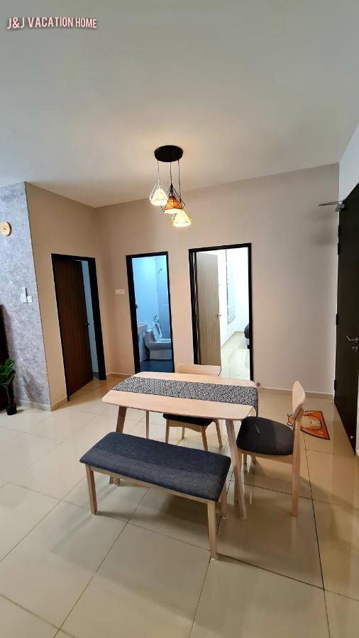 J&J Vacation Home@Novo8 Residence Kampong Tambak Exterior photo
