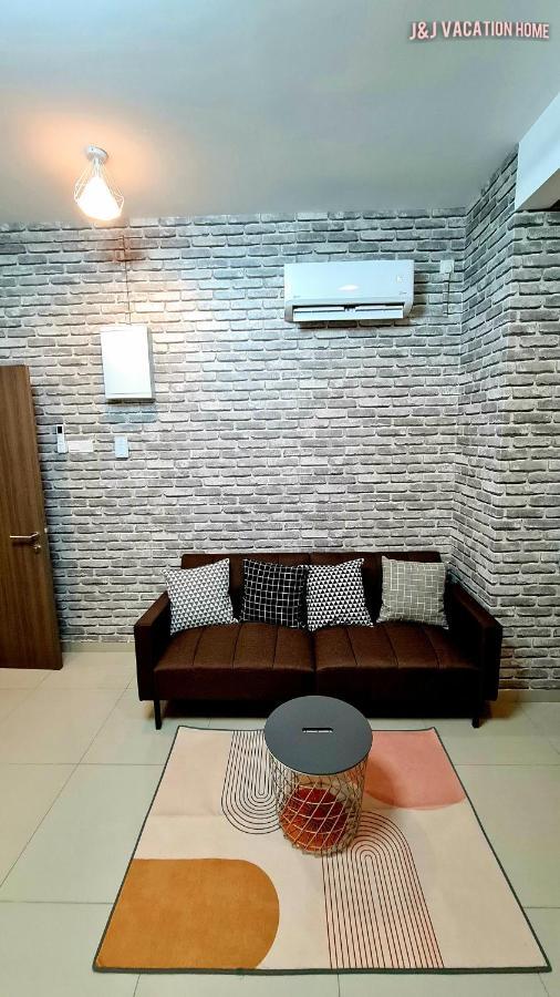 J&J Vacation Home@Novo8 Residence Kampong Tambak Exterior photo