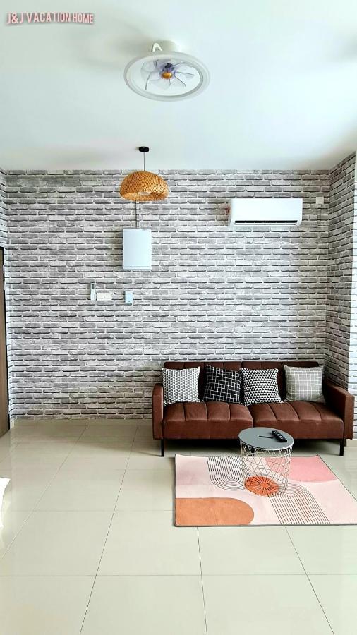 J&J Vacation Home@Novo8 Residence Kampong Tambak Exterior photo