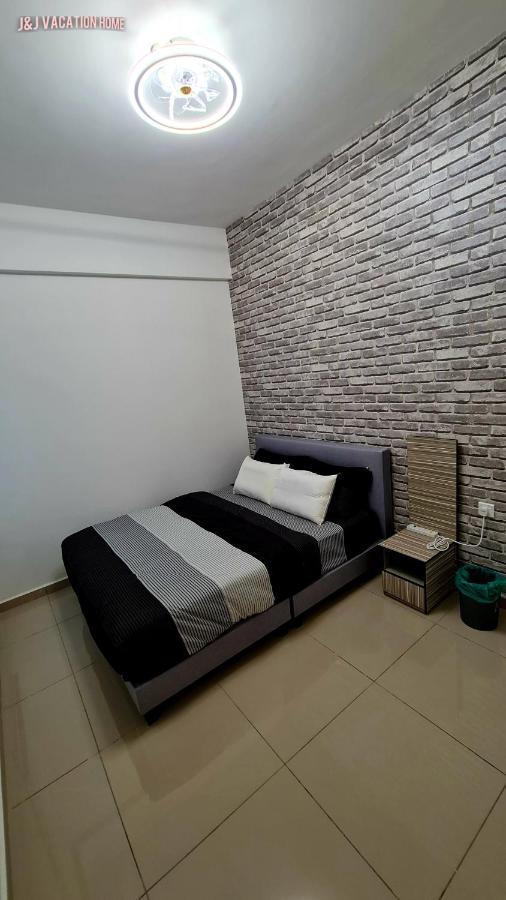 J&J Vacation Home@Novo8 Residence Kampong Tambak Exterior photo
