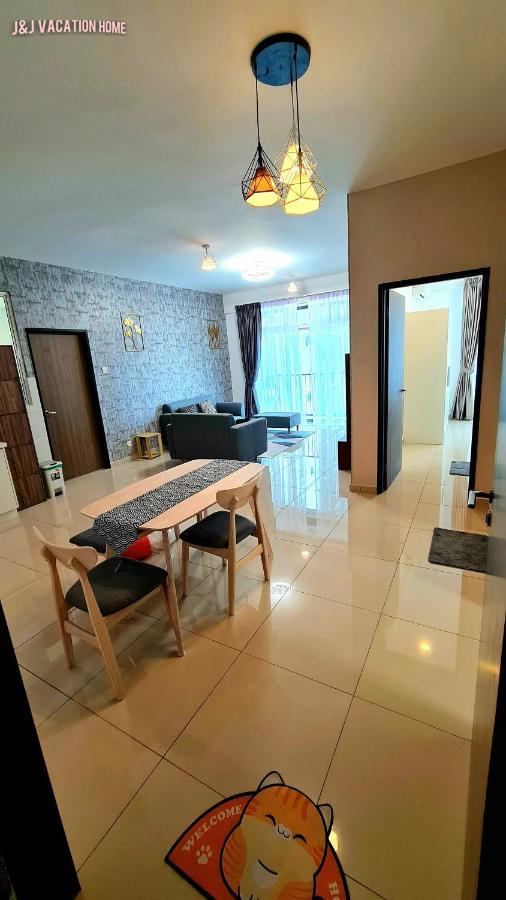 J&J Vacation Home@Novo8 Residence Kampong Tambak Exterior photo